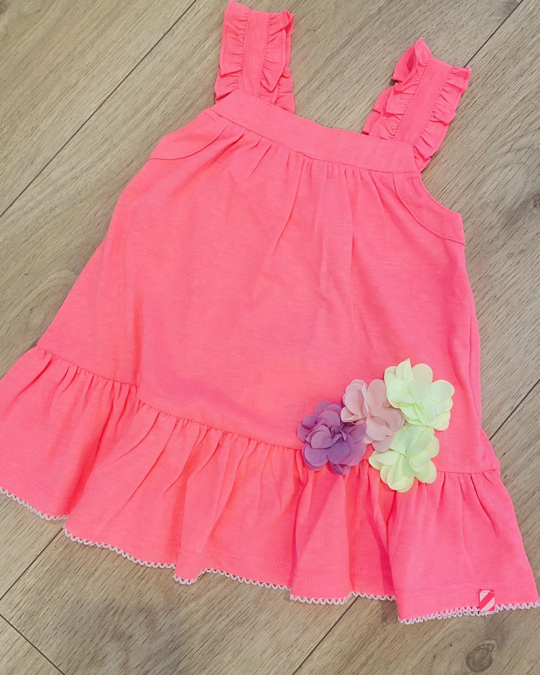 Robe fille corail avec fleurs appliquées